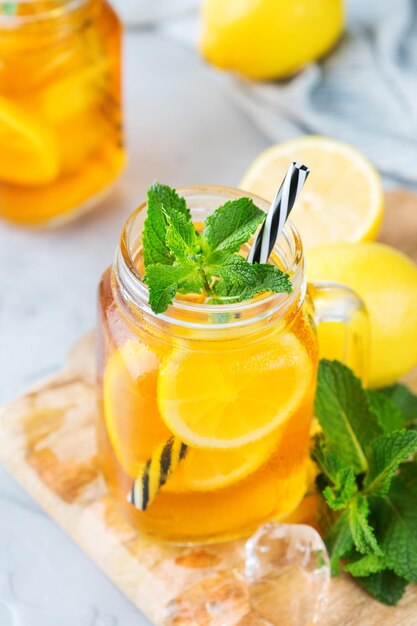 Cóctel de té helado de menta y limón bebida refrescante para los días de verano