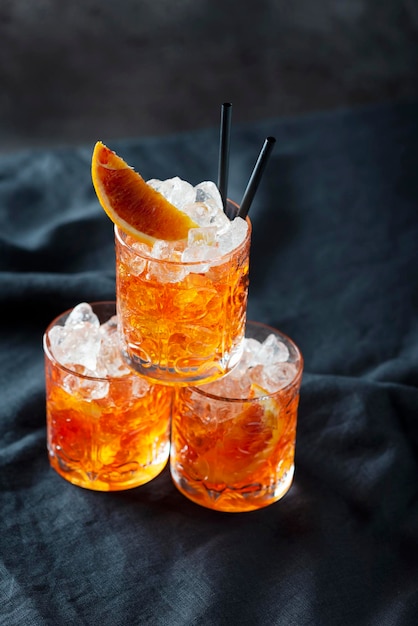 Cóctel tradicional italiano Aperol Spritz con naranja