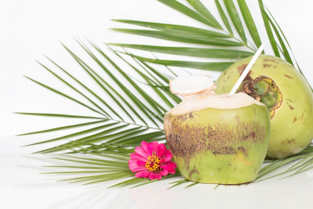 Cóctel tropical con agua de coco crudo orgánico