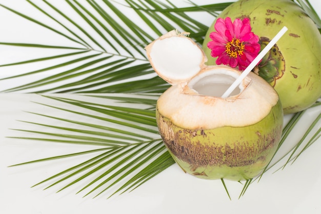 Cóctel tropical con agua de coco crudo orgánico.