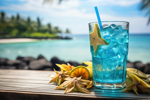 Cóctel tropical en la playa con palmeras, conchas de estrellas de mar y mar azul en un fondo desenfocado