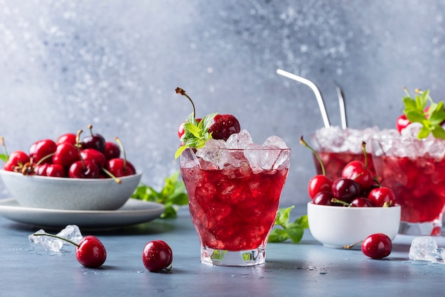 Cóctel de verano alcholic con cereza