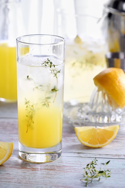 Cóctel de verano fácil Limoncello jugo de limón fresco vodka y club soda o agua con gas