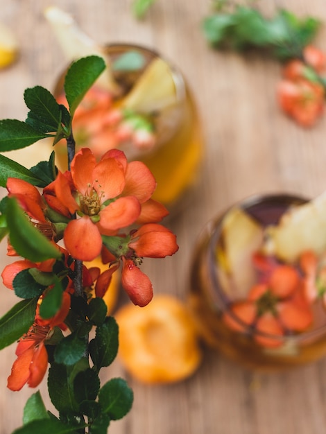 Cóctel de verano con flores de pomelo y hielo.