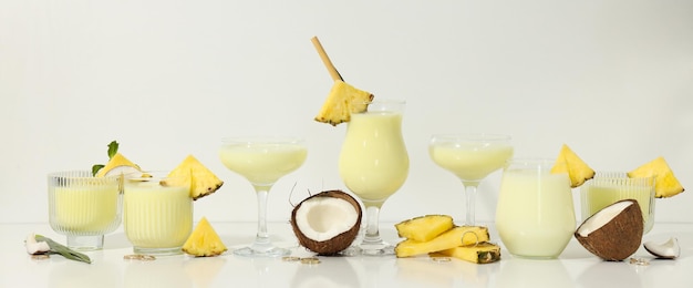 Cóctel de verano fresco Piña colada concepto de bebida de verano fresco