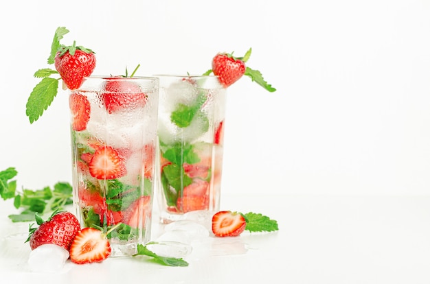 Cóctel de verano frío antioxidante con fresas, menta y refrescos. Copia espacio