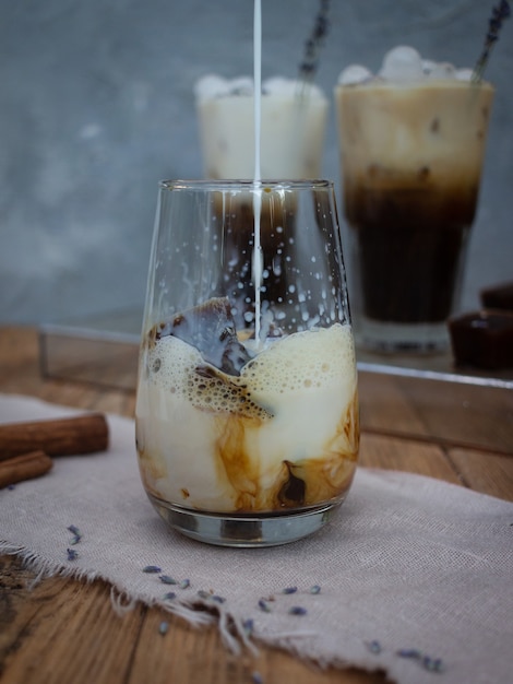 Cóctel de verano con hielo y flores.