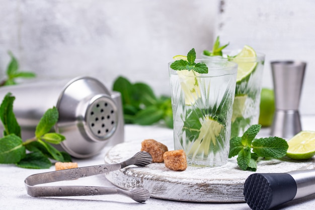 Cóctel de verano con lima y menta.