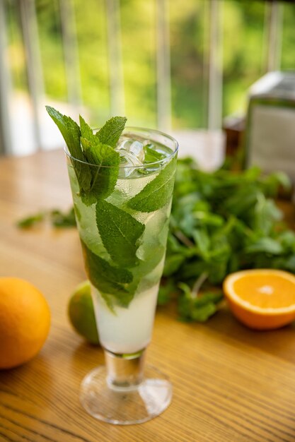 cóctel de verano con limón y menta