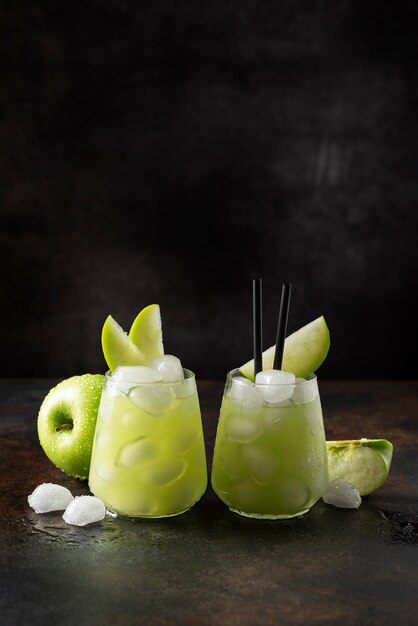 Cóctel de verano con manzana verde y hielo. con espacio de copia