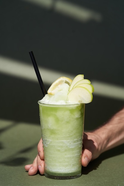 Cóctel de verano con manzana verde y hielo.