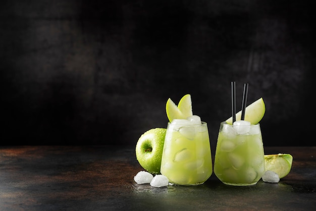 Cóctel de verano con manzana verde y hielo.