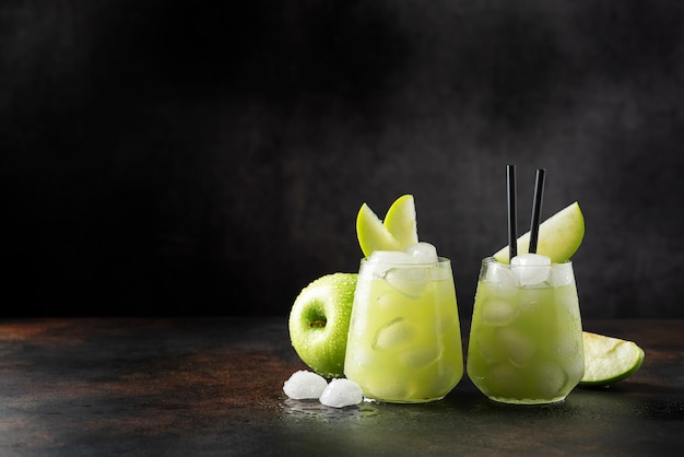 Cóctel de verano con manzana verde