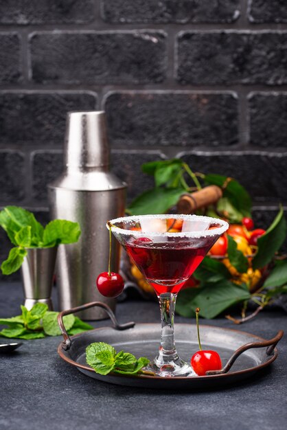 Cóctel de verano martini rojo cereza