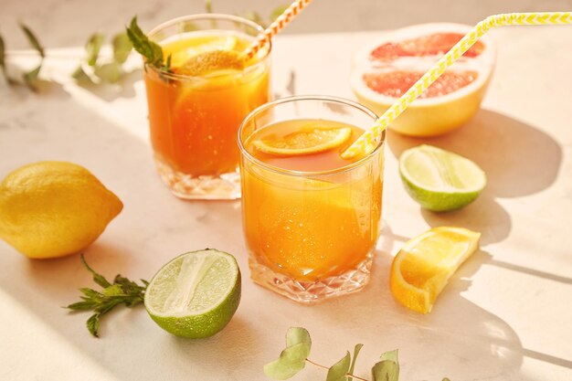 Cóctel de verano con pomelo y naranja Bebidas de bajo contenido alcohólico sin pruebas concepto Sombras de moda