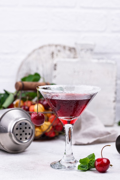 Cóctel de verano rojo cereza martini