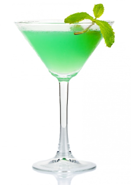 Coctel verde del alcohol con las hojas de menta fresca aisladas en blanco