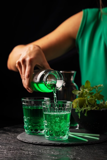 Cóctel verde alcohólico