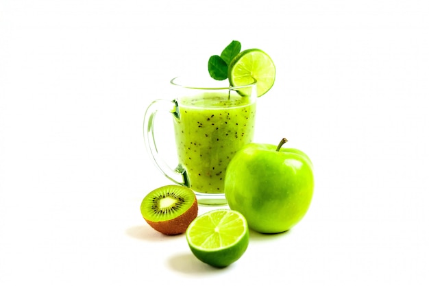 Cóctel verde saludable de kiwi, manzana verde, lima y menta aislado sobre fondo blanco vista de un ladrón