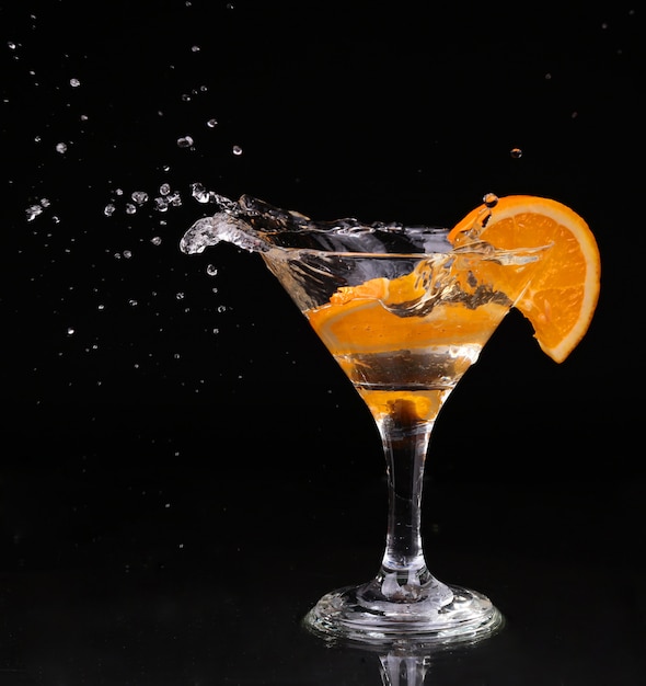 Cóctel de vermut dentro de copa de martini sobre fondo oscuro