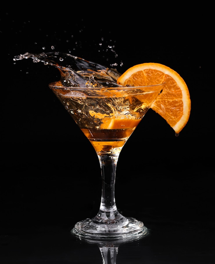 Foto cóctel de vermut dentro de copa de martini sobre fondo oscuro