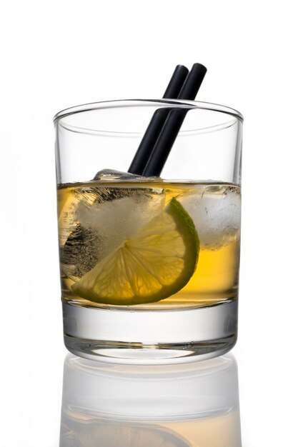 Coctel de whisky con hielo y lima