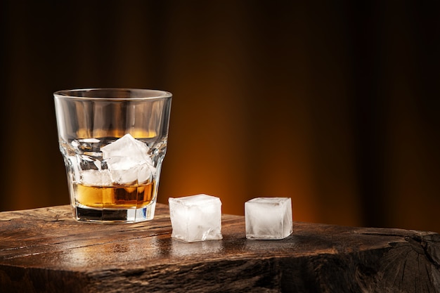 Cóctel de whisky con hielo