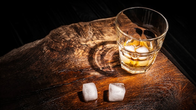 Cóctel de whisky con hielo