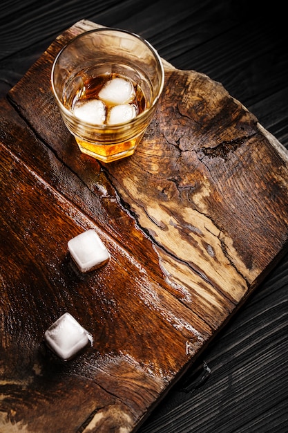 Cóctel de whisky con hielo