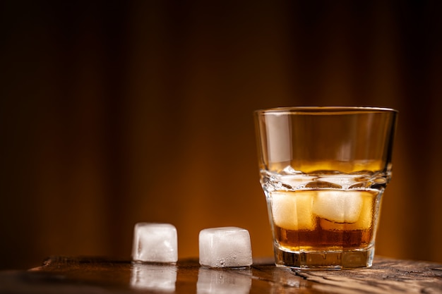 Cóctel de whisky con hielo