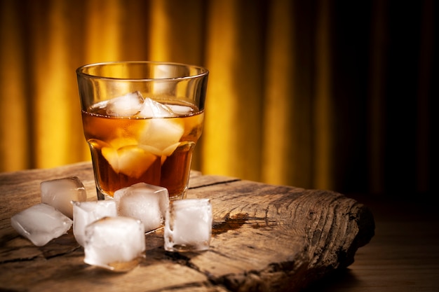 Cóctel de whisky con hielo