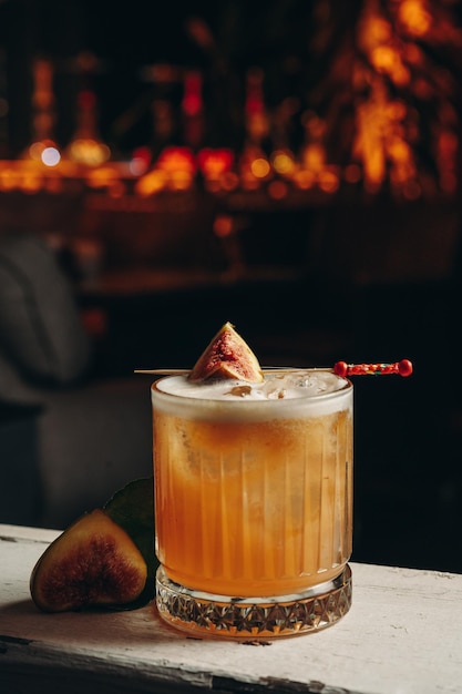 Cóctel de whisky sour con higo en vidrio antiguo