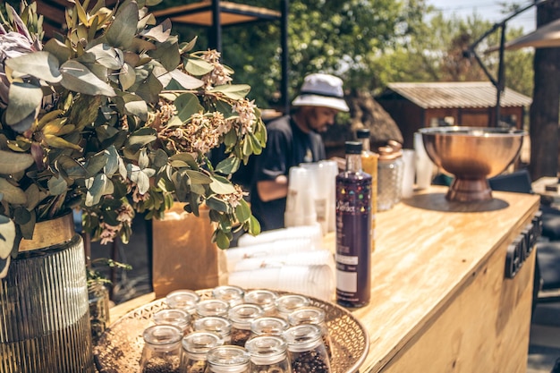 COCTELERÍA AFUERA EN UN DÍA SOLEADO CON EL HOMBRE MEZCLANDO CÓCTELES