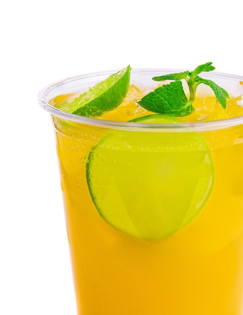 Cócteles de alcohol con jugo de naranja y rodajas de limón