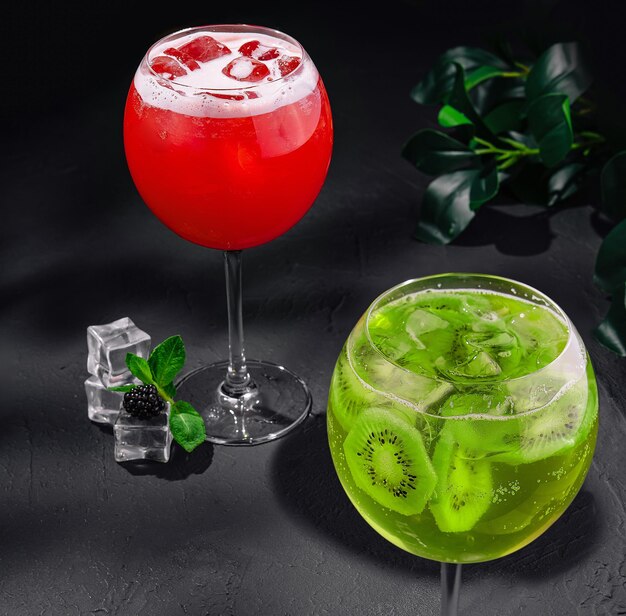 cócteles alcohólicos con kiwi y fresas