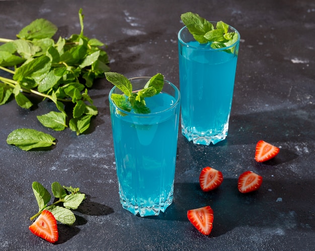 cócteles azules con fresas y menta