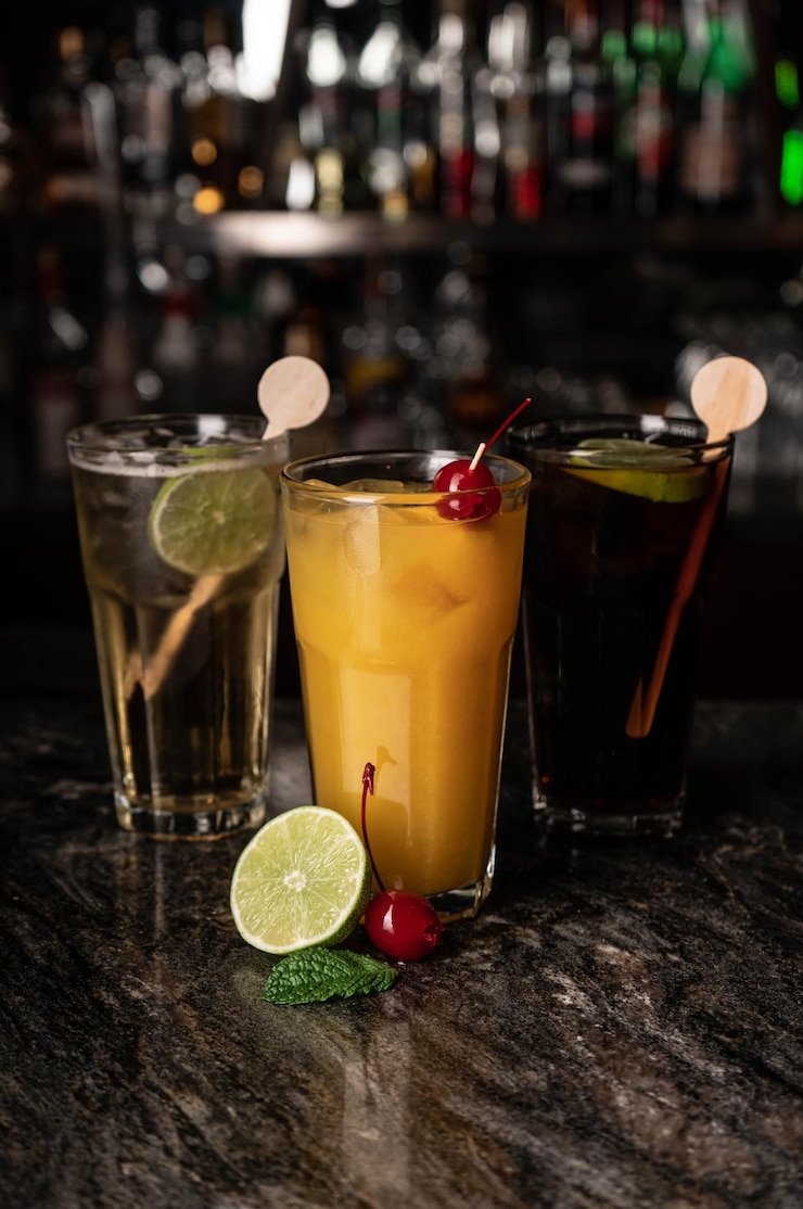 Foto cócteles a base de ron, pisco y whisky de yuri ugarte céspedes