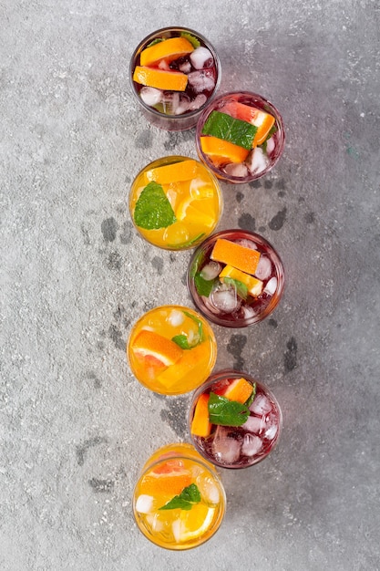 Cócteles y bebidas de verano con frutas y hielo.