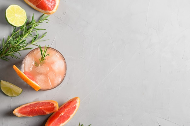 Cócteles espumosos de pomelo o limonada adornan el romero.