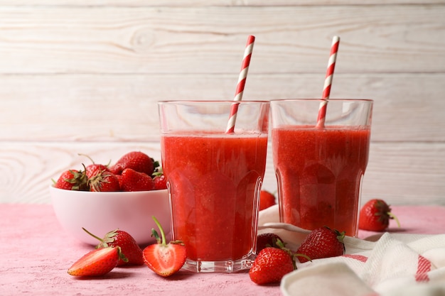 cócteles de fresa en mesa rosa