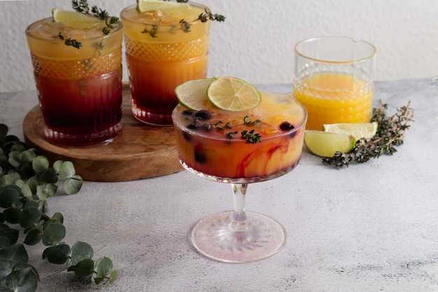 Cócteles frescos con hielo, jugo de naranja y jarabe de granadina decorados con primeros planos de bayas