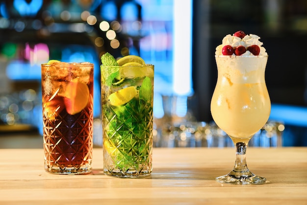 Cócteles fríos clásicos: ron y cola, mojito y piña colada