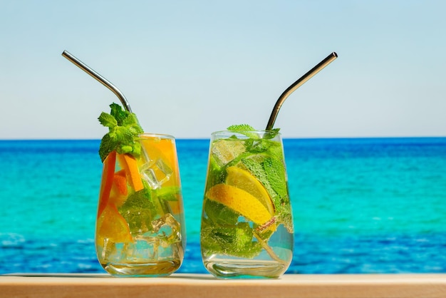 Cócteles de gin tonic en la playa de verano