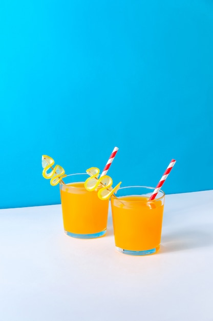 Cócteles con jugo de naranja. Bebida refrescante de verano.