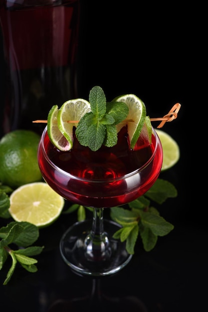Cócteles martini rosso con lima y menta. Bebida- aperitivo a base de vermú