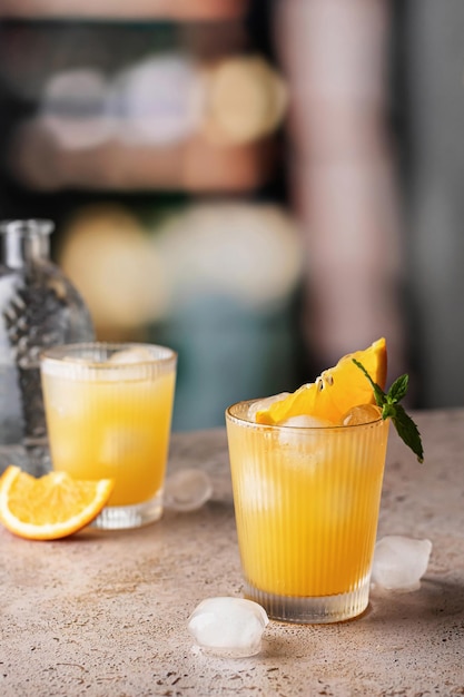 Cócteles de naranja y menta refrescos en el bar con espacio de texto