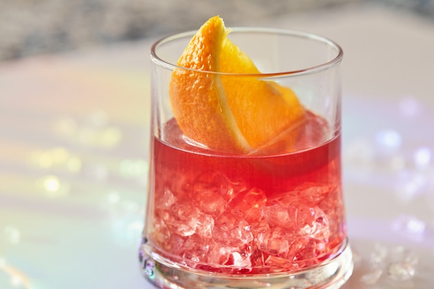 cócteles negroni con rodajas de naranja y hielo