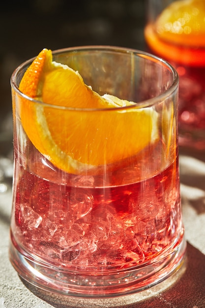 cócteles negroni con rodajas de naranja y hielo