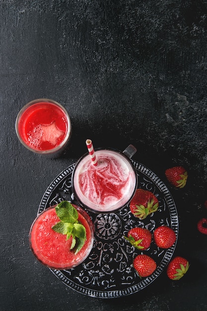 Cócteles o batidos de frutas rojas.