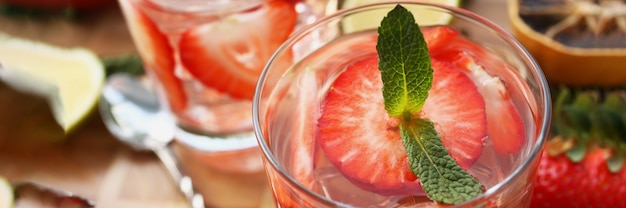 Cócteles refrescantes con fresas, hierbas y hielo. Hacer deliciosos cócteles en el concepto de casa